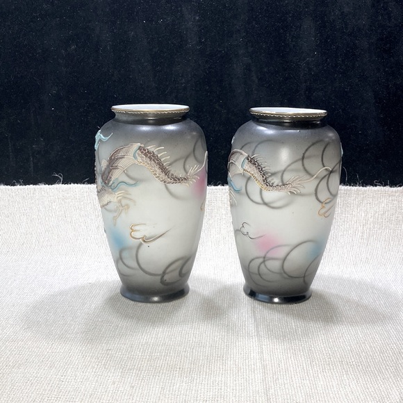 Mid century Japanese handpainted dragon vases. - Picture 2 of 4